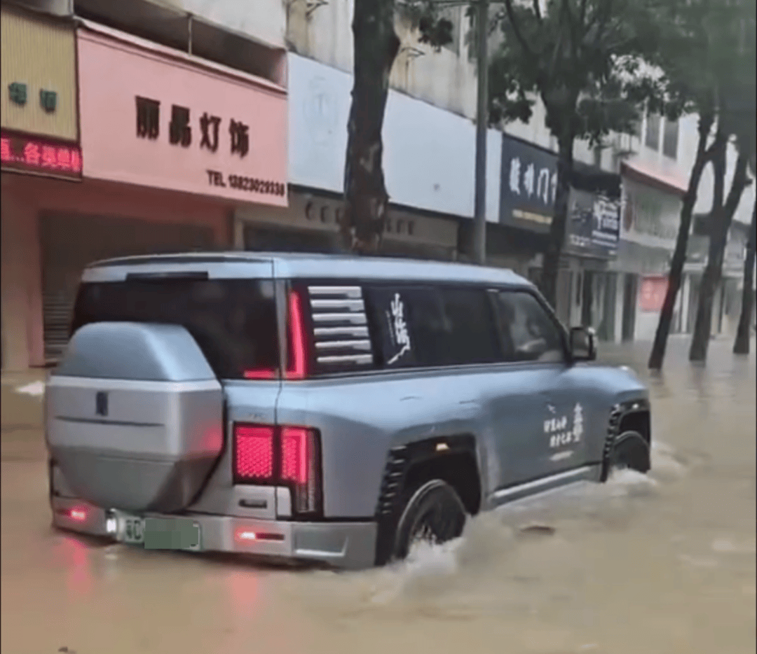 台风天珠海一司机驾越野车造浪冲破多家店玻璃<strong></p>
<p>币特儿</strong>，警方：行拘10日！