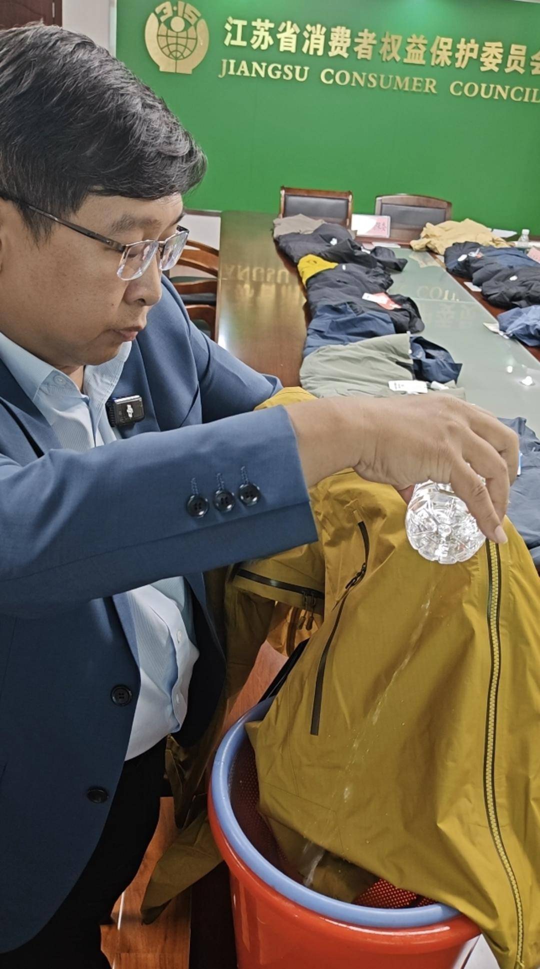 注意！冲锋衣40款里3款“不防水”<strong></p>
<p>币特儿</strong>，教你一招在家也能测