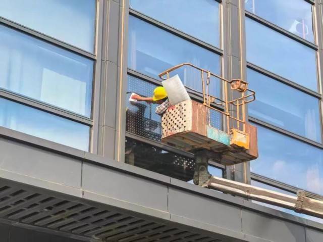 北京一座大厦楼下躺了14只鸟<strong></p>
<p>泰大币</strong>，12只已死亡！元凶竟是玻璃