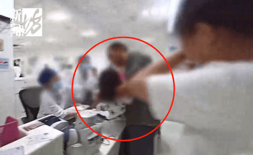 事发上海晚高峰！汹涌车流中<strong></p>
<p>合约交易数据</strong>，一男子绝望跳车，直奔民警而去……