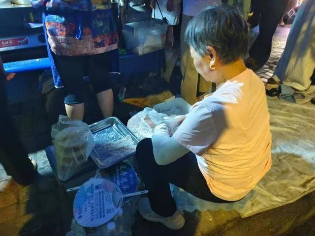 被流量砸中的“鸡排哥”：炸到中暑<strong></p>
<p>合约交易数据</strong>，每天睡三四个小时，怕辜负顾客不舍得休息