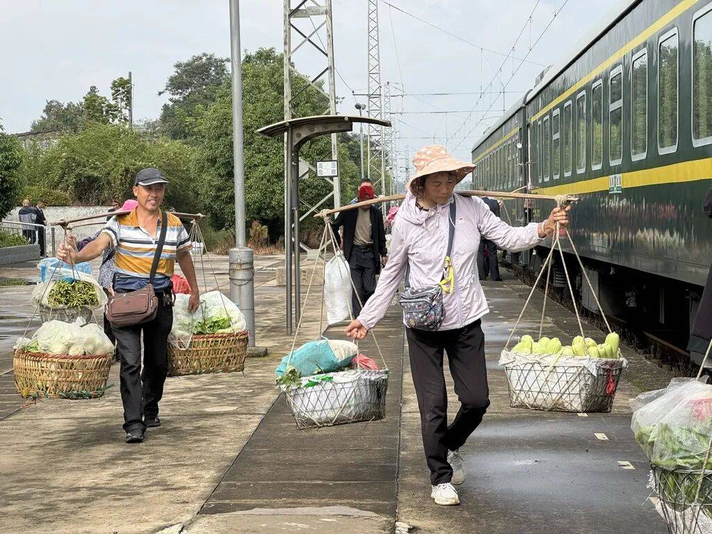纸质火车票退场<strong></p>
<p>合约交易数据</strong>，每道折痕里都藏着远方、爱情与山河记忆