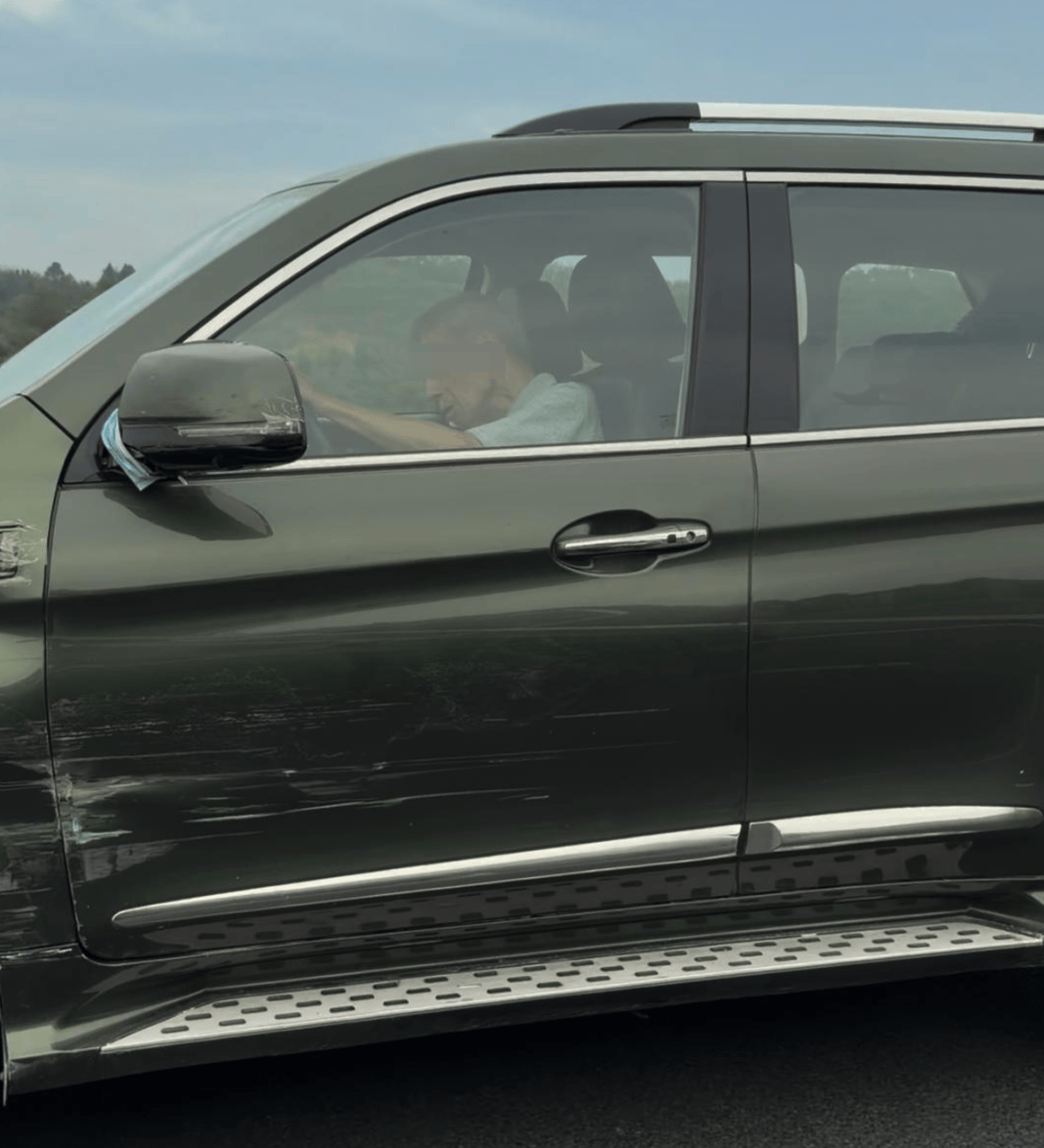 “司机像没意识了一样！”男子称SUV在高速上慢行、撞上石墩也不停<strong></p>
<p>币商城</strong>，交警：司机目前无生命危险