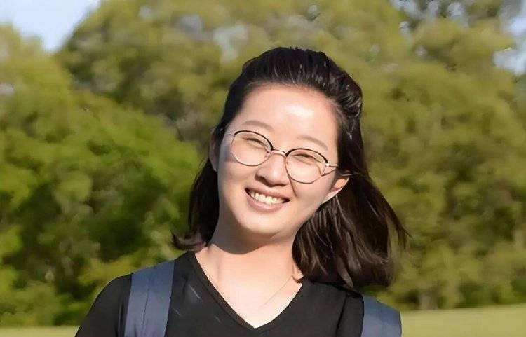 章莹颖男友国庆探望章父并协助直播<strong></p>
<p>币商城</strong>，网友劝其早点结婚，本人回应