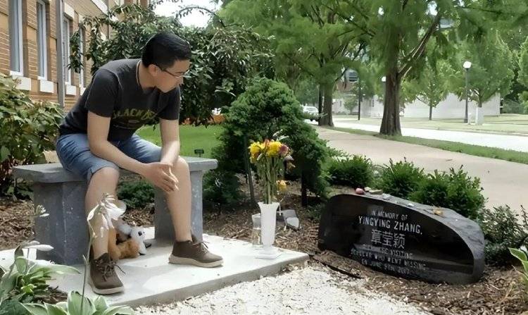 章莹颖男友国庆探望章父并协助直播<strong></p>
<p>币商城</strong>，网友劝其早点结婚，本人回应