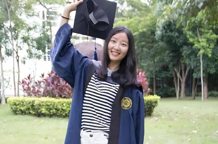 章莹颖男友国庆探望章父并协助直播<strong></p>
<p>币商城</strong>，网友劝其早点结婚，本人回应