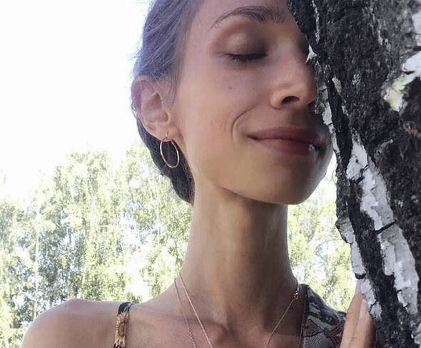 坚持只吃水果8年<strong></p>
<p>法币</strong>,27岁波兰女子巴厘岛酒店去世:体重仅22公斤,指甲变黄牙齿腐烂