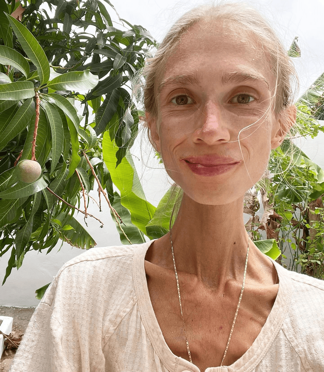 坚持只吃水果8年<strong></p>
<p>法币</strong>,27岁波兰女子巴厘岛酒店去世:体重仅22公斤,指甲变黄牙齿腐烂