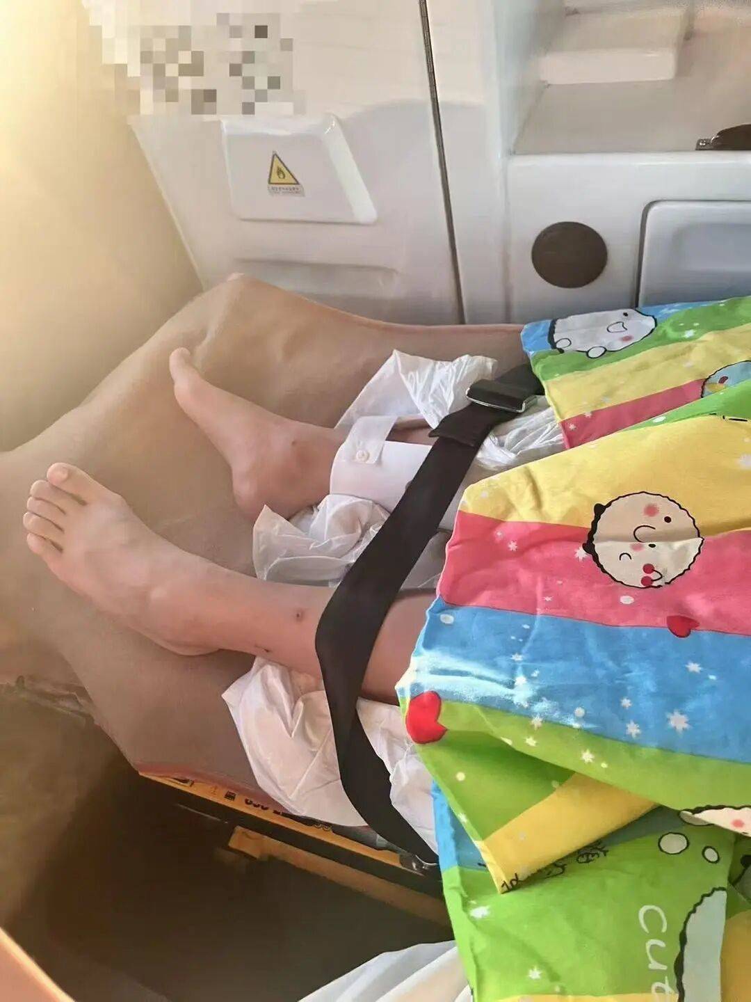 男子火车上铺跌落砸断10岁女孩腿骨<strong></p>
<p>法币</strong>，回应“失联”称失业讨薪中