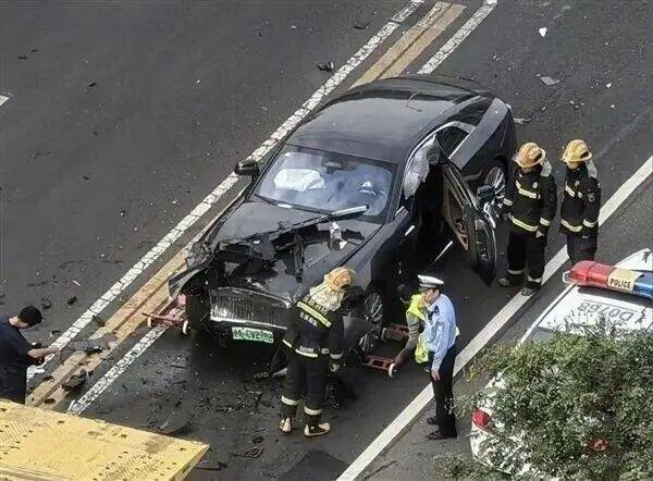 陈震谈劳斯莱斯车祸后续：对方为网约车<strong></p>
<p>法币</strong>，已联系到伤者家属，会全力支付应该负担的赔偿