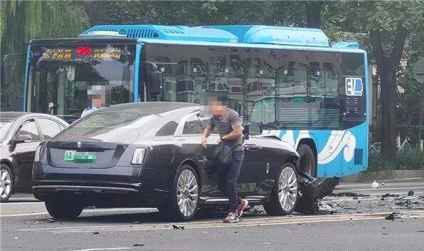 陈震谈劳斯莱斯车祸后续：对方为网约车<strong></p>
<p>法币</strong>，已联系到伤者家属，会全力支付应该负担的赔偿