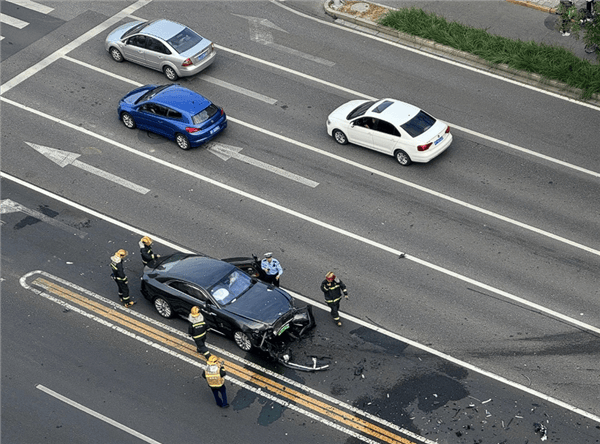 陈震谈劳斯莱斯车祸后续：对方为网约车<strong></p>
<p>法币</strong>，已联系到伤者家属，会全力支付应该负担的赔偿