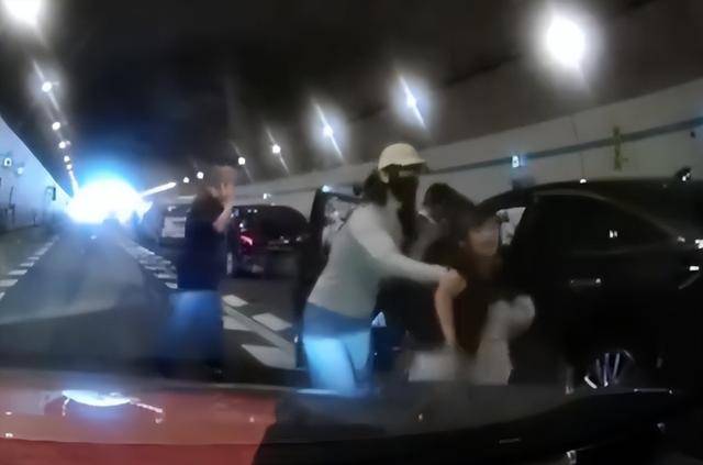 10岁男孩隧道内跪地拦车：哭得撕心裂肺<strong></p>
<p>法币</strong>，求人救他妈妈