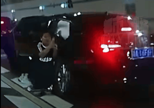 10岁男孩跪地拦车哭求“救救妈妈”<strong></p>
<p>法币</strong>,感动全网!其母发声