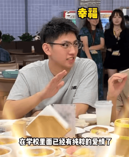 知名男歌手突然现身陌生人婚礼<strong></p>
<p>法币</strong>，并随礼999元！