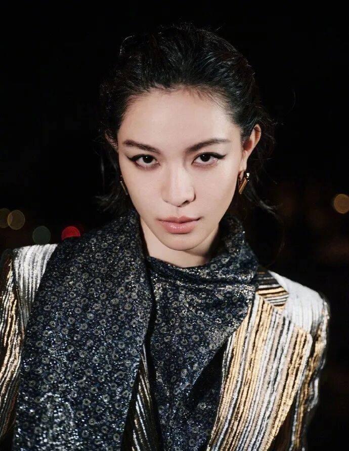 时装周上的女明星<strong></p>
<p>法币</strong>，秋冬氛围感一键封顶！