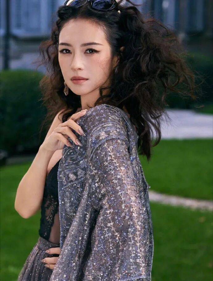 时装周上的女明星<strong></p>
<p>法币</strong>，秋冬氛围感一键封顶！