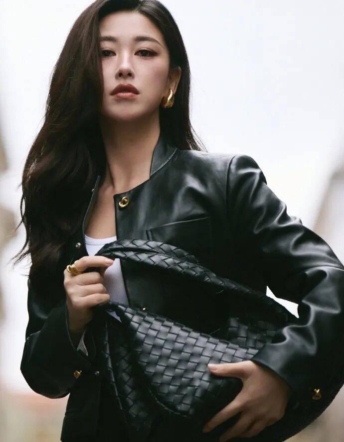 时装周上的女明星<strong></p>
<p>法币</strong>，秋冬氛围感一键封顶！