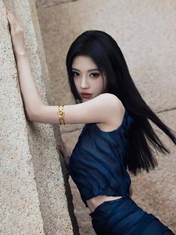 时装周上的女明星<strong></p>
<p>法币</strong>，秋冬氛围感一键封顶！