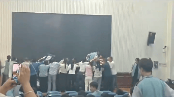 家长跪地被学生轮流踩踏<strong></p>
<p>墨子币</strong>，校方凌晨道歉