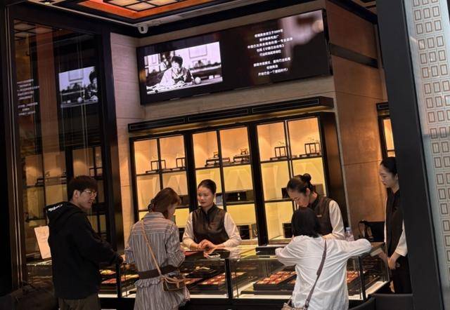 金价创历史新高！北京黄金消费“量价齐飞”<strong></p>
<p>墨子币</strong>，年轻人买金饰当“理财”，买涨不买跌成共识｜华夏双节观察