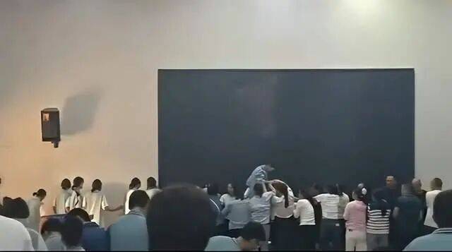 家长们跪成一排<strong></p>
<p>墨子币</strong>，学生蒙眼从背上踩过？教育局回应河南一中学举办活动引热议：正调查处理
