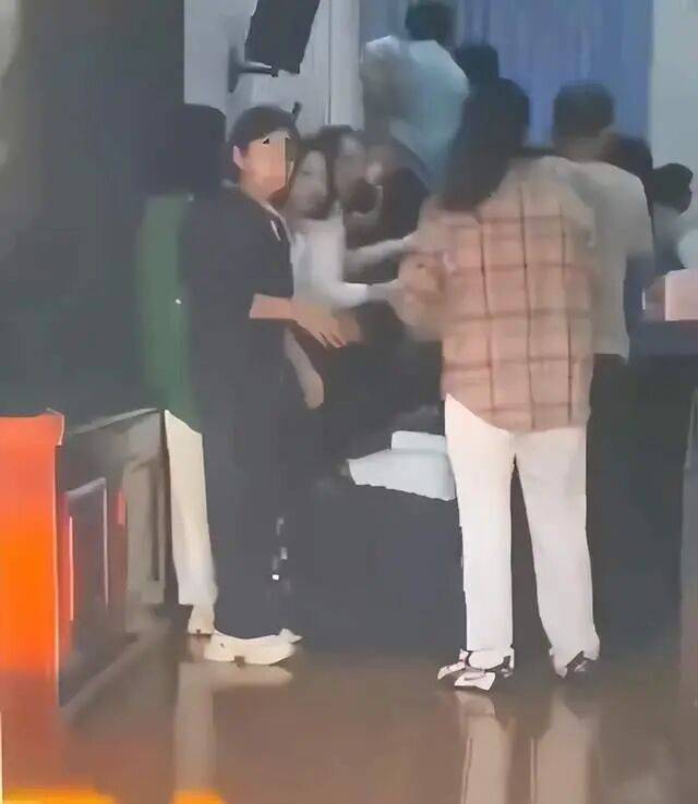 家长们跪成一排<strong></p>
<p>墨子币</strong>，学生蒙眼从背上踩过？教育局回应河南一中学举办活动引热议：正调查处理