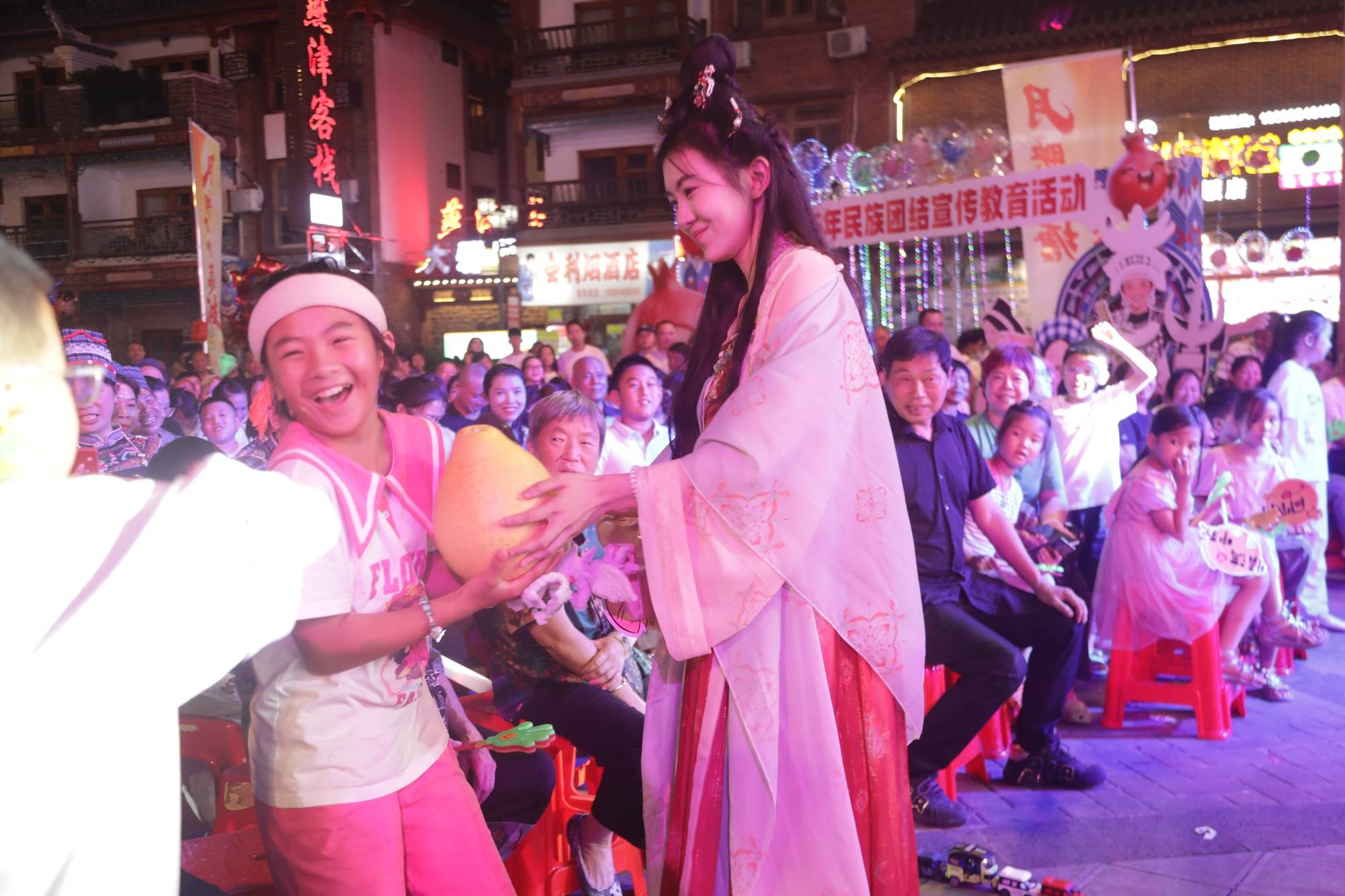 月映火塘 悦唱荔波<strong></p>
<p>墨子币</strong>!这场中秋音乐晚会点燃团圆夜