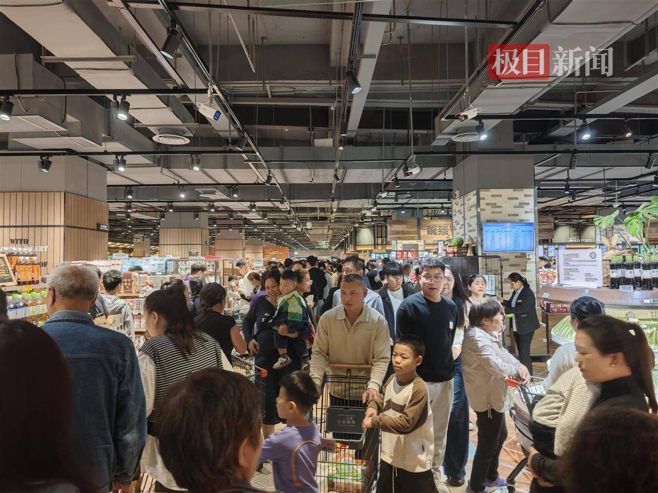 中秋夜的新乡胖东来能有多少人？多个收银口排起长队<strong></p>
<p>墨子币</strong>，有顾客举着购物篮在人群中穿行