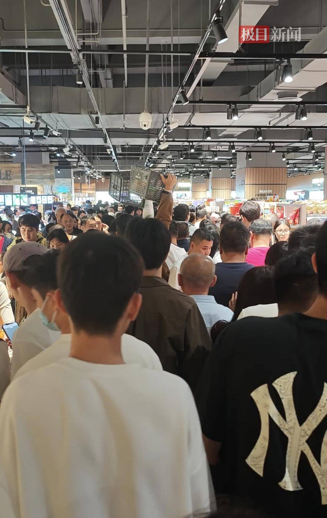 中秋夜的新乡胖东来能有多少人？多个收银口排起长队<strong></p>
<p>墨子币</strong>，有顾客举着购物篮在人群中穿行