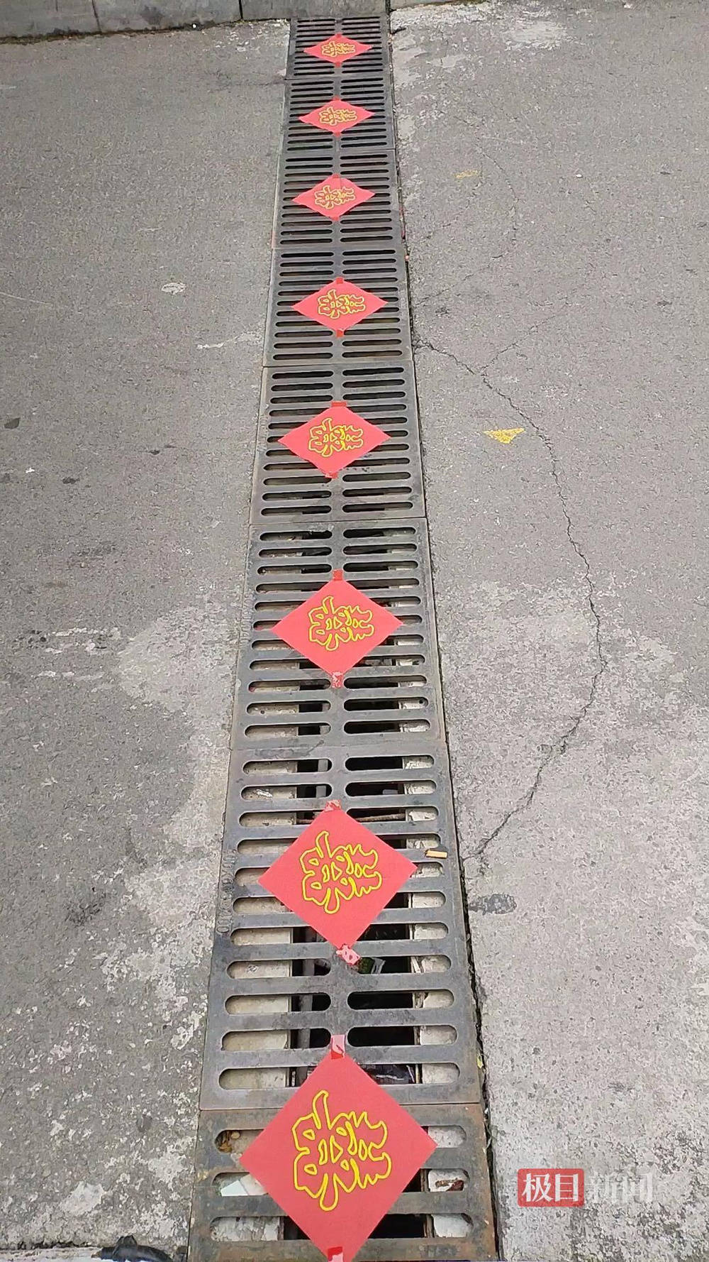 山西婚礼要在下水道井盖贴“喜”字？有的井盖被贴了8张，当地居民：寓意不踩坑、驱晦迎喜