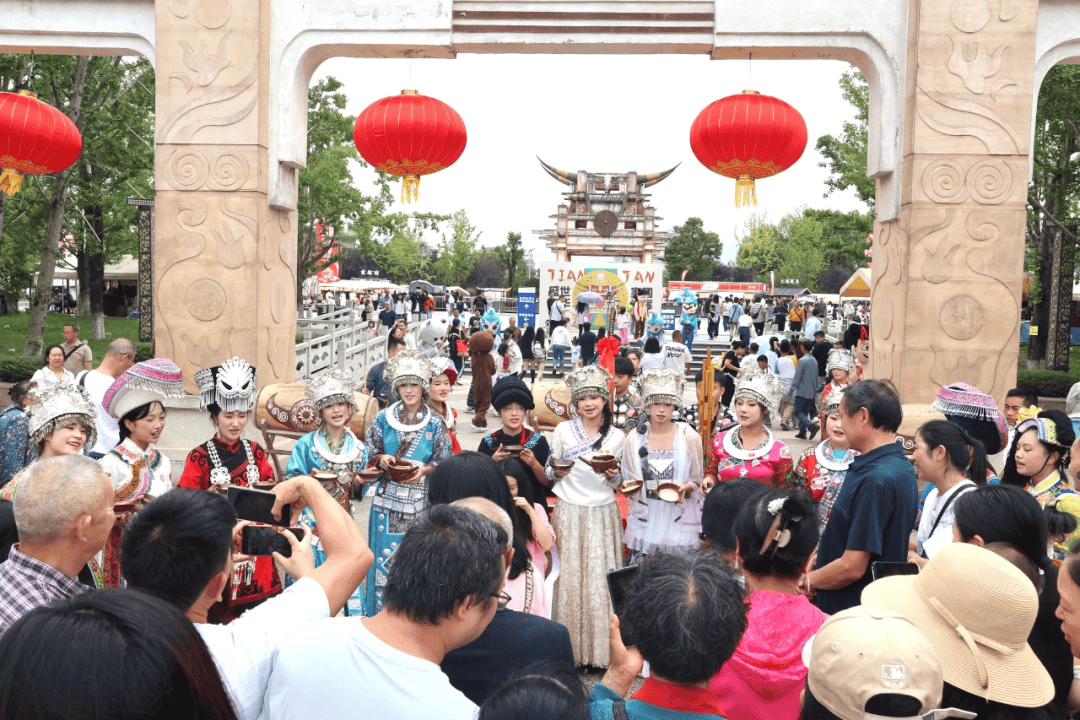 同比增长27%<strong></p>
<p>币村网</strong>！双节假期天河潭景区接待游客超21万人次