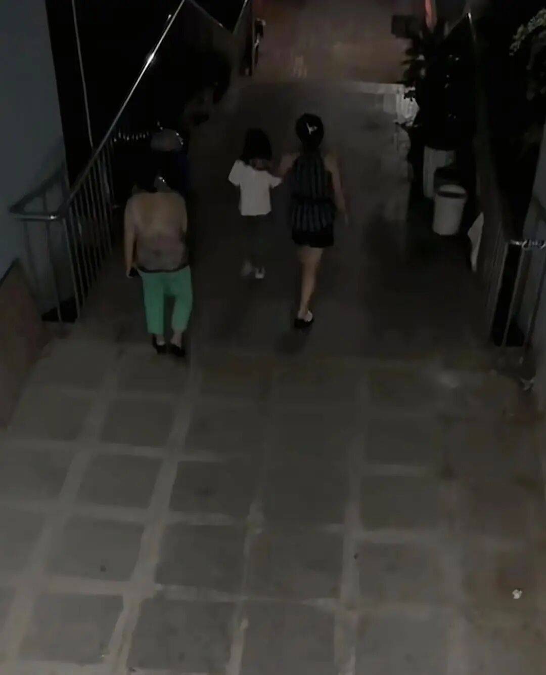 7岁女孩中秋节到同学家玩<strong></p>
<p>币村网</strong>，2天无人来接，警察上门发现，其单亲父亲已在家中离世……