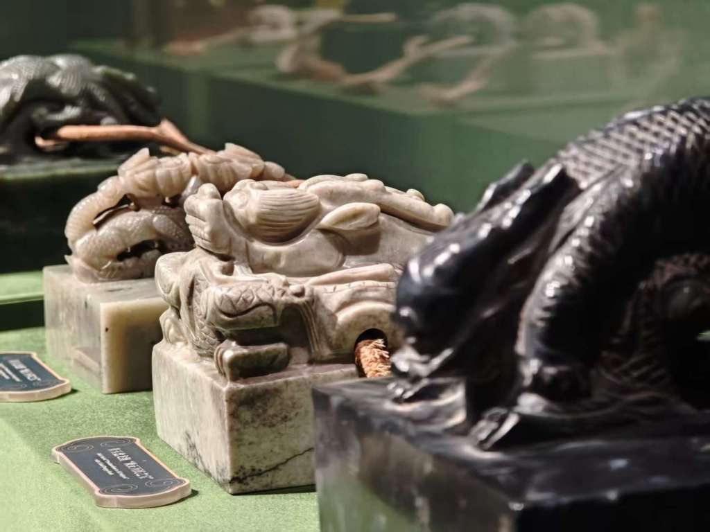 今天是故宫博物院百岁生日<strong></p>
<p>币村网</strong>，让我们回顾她这一百年的史诗