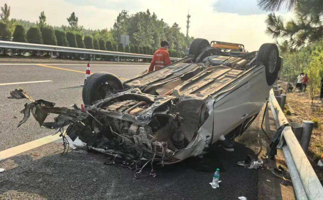 “我撒谎天打雷劈！”男子高速突然强行变道致翻车<strong></p>
<p>币村网</strong>，反诬赖对方