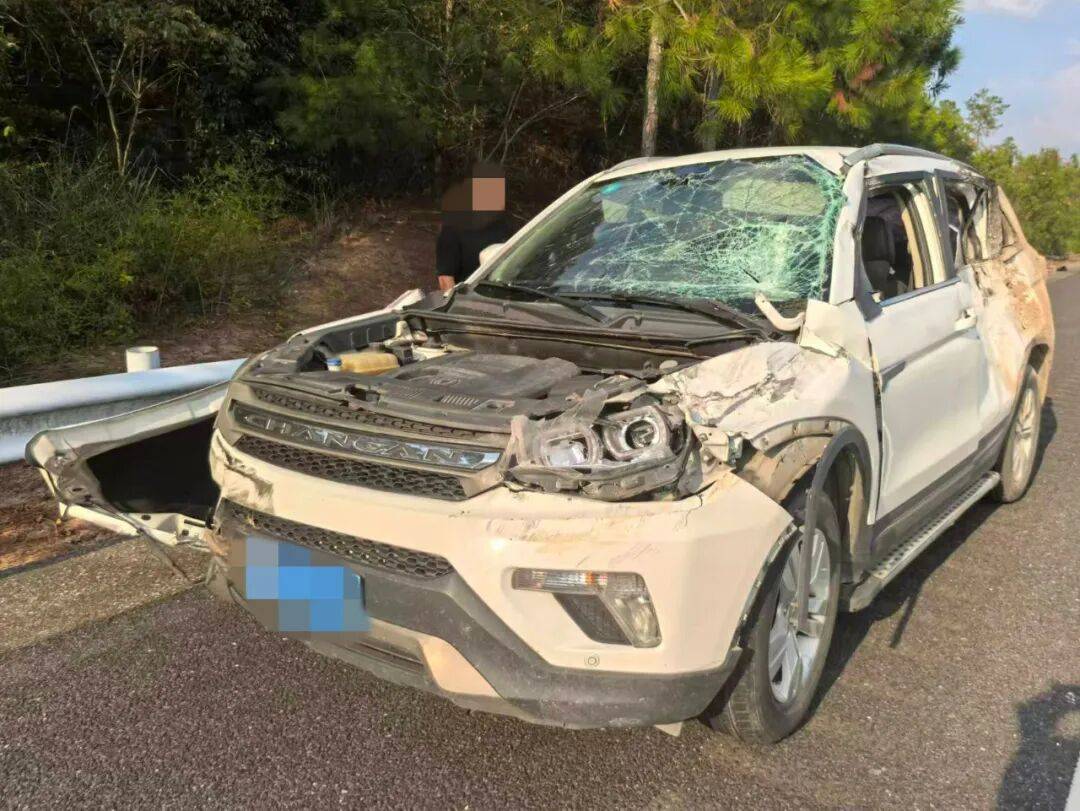 “我撒谎天打雷劈！”男子高速突然强行变道致翻车<strong></p>
<p>币村网</strong>，反诬赖对方