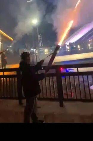 10岁男孩被烟花击中头部身亡<strong></p>
<p>币舫</strong>，14岁嫌疑人被告上法庭，最新进展→