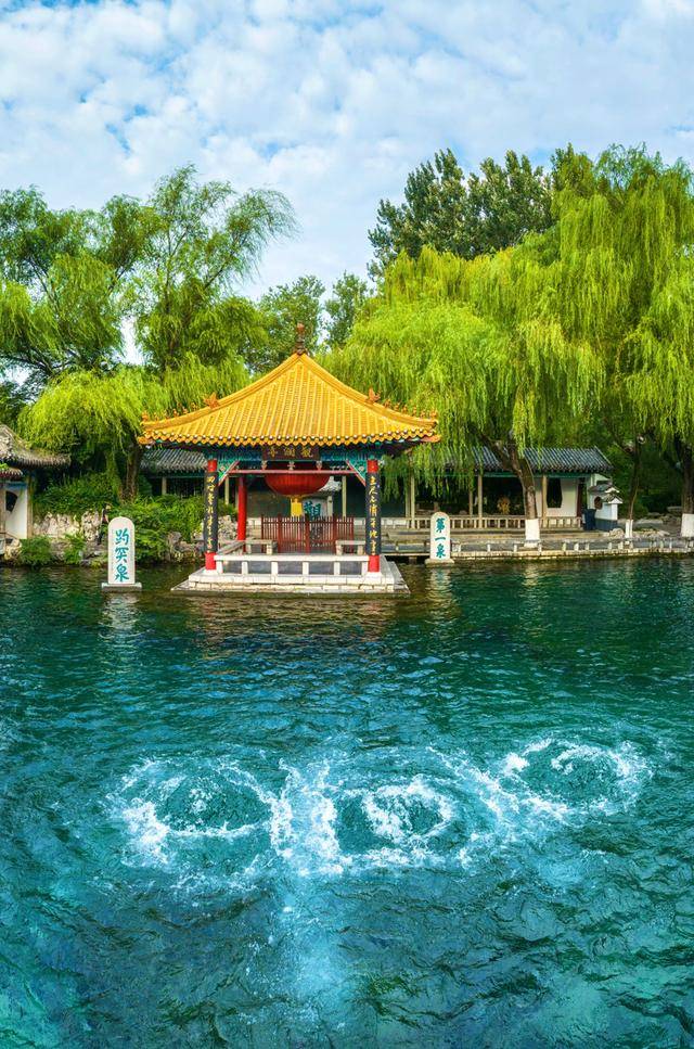 趵突泉地下水位突破30米大关<strong></p>
<p>币舫</strong>！济南泉水进入最佳观赏季