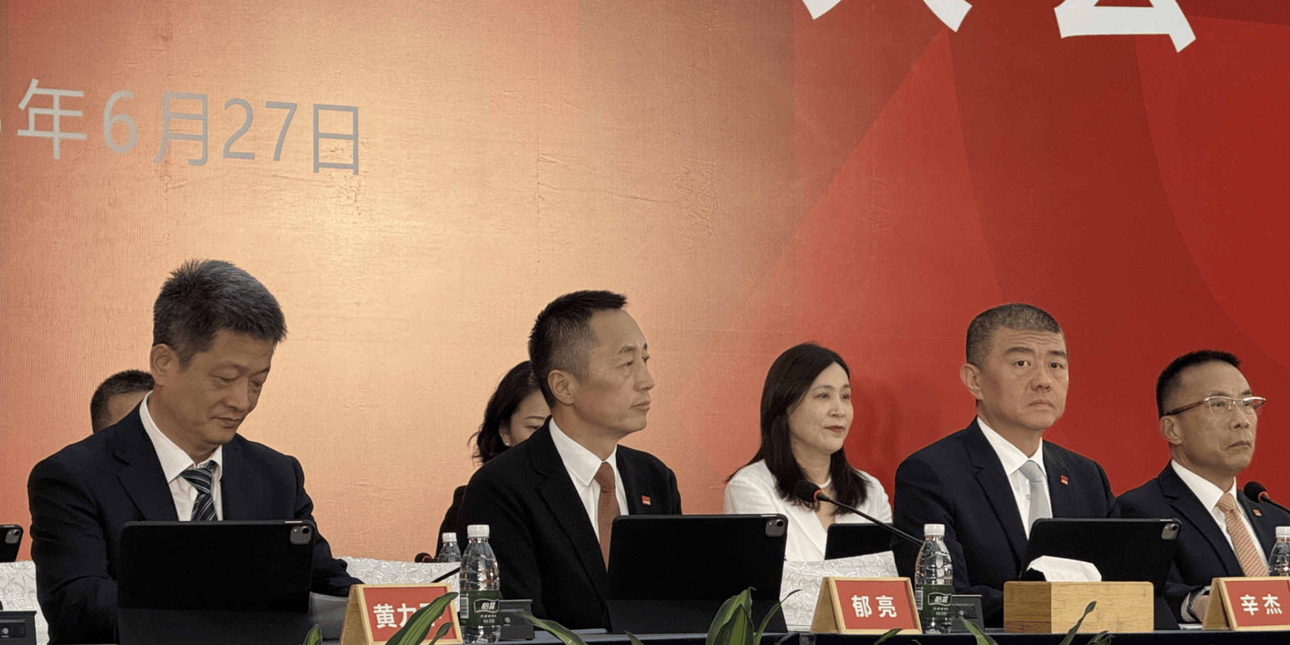 万科董事长辛杰辞职！年薪0元、原定明年退休<strong></p>
<p>币舫</strong>，曾多次代表深铁力挺万科