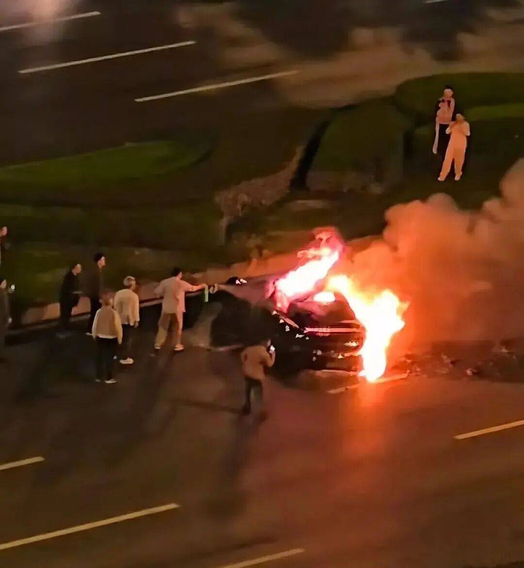 一辆SU7碰撞后爆燃<strong></p>
<p>币舫</strong>，多人救援未果！小米股价重挫近8%！