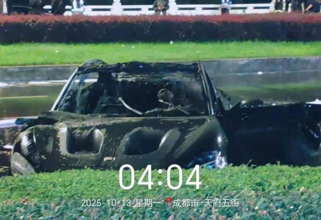 一辆SU7碰撞后爆燃<strong></p>
<p>币舫</strong>，多人救援未果！小米股价重挫近8%！