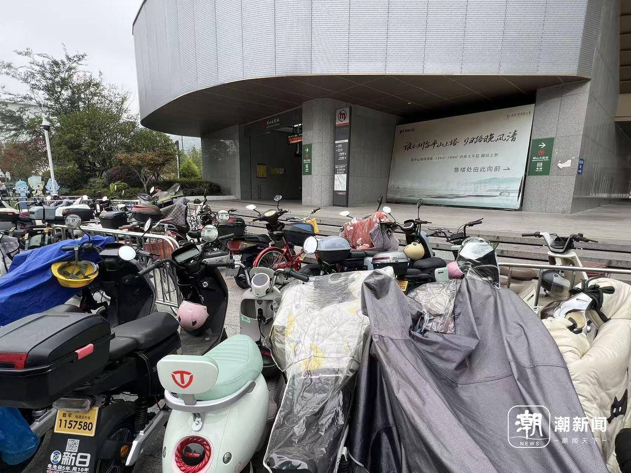 杭州临平邱山大街地铁口被电瓶车“封印”<strong></p>
<p>币舫</strong>？城管临平中队：将加强管理