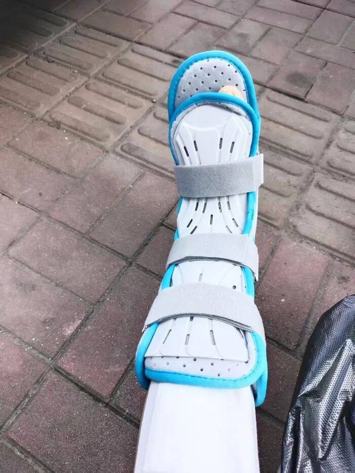 “至少150斤倒在我身上”<strong></p>
<p>BCH</strong>，餐饮员工搬运冻鸡腿被砸伤，认定工伤遭企业推诿，涉事公司、人社局回应