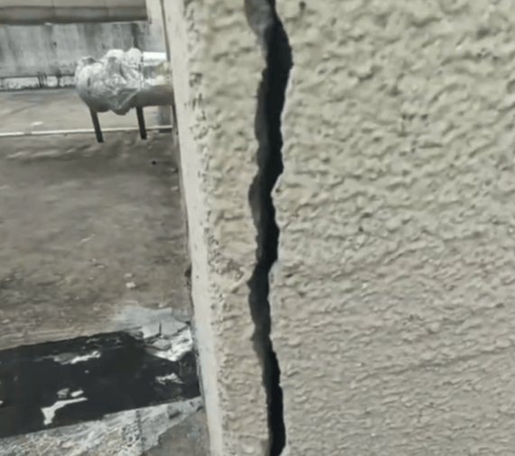 安徽一业主私挖300平米地下室致32户房屋开裂<strong></p>
<p>BCH</strong>,律师:承担各项责任,严重可追刑责