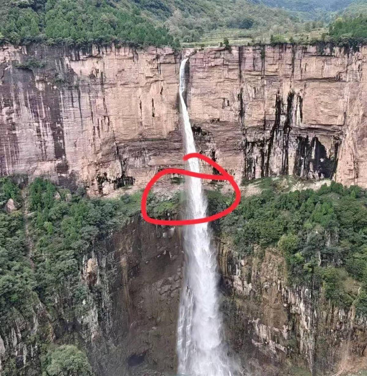 在南太行瀑布拍照时坠崖男大学生确认身亡<strong></p>
<p>BCH</strong>，救援人员：潜入水潭3米深处找到遗体，已转交给家属