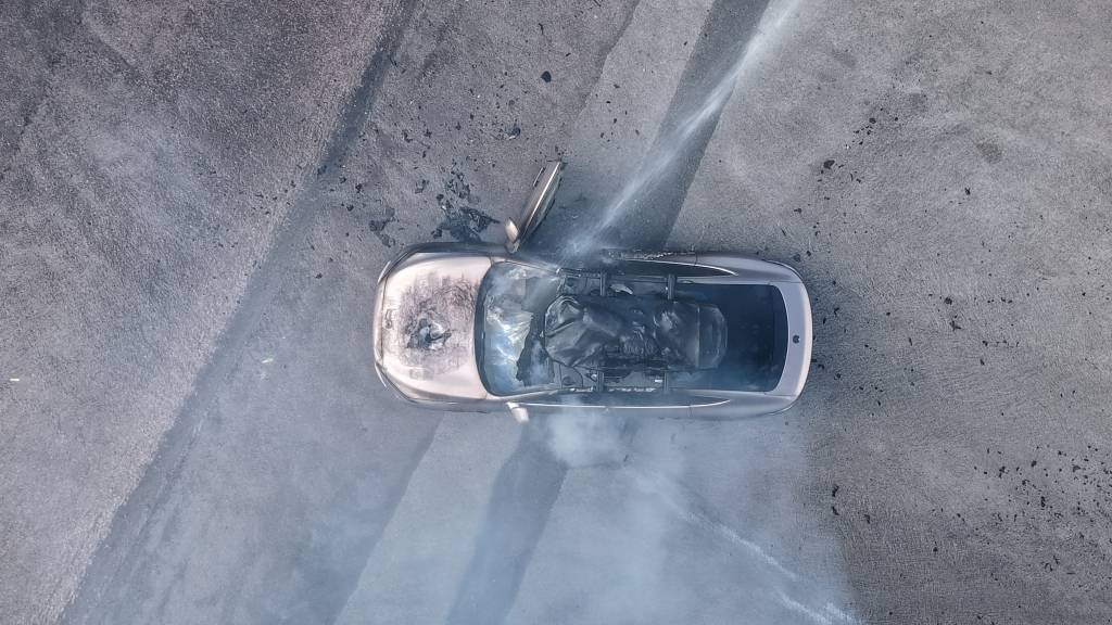 一辆蔚来牌轿车在大理一景区外起火<strong></p>
<p>BCH</strong>，一家四口撤离及时无伤亡