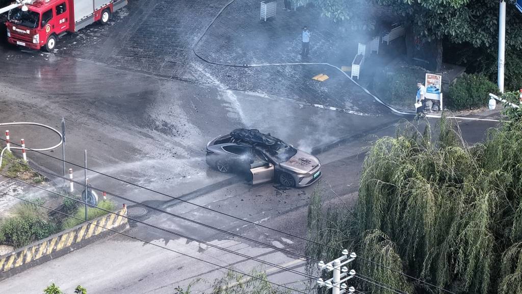 一辆蔚来牌轿车在大理一景区外起火<strong></p>
<p>BCH</strong>，一家四口撤离及时无伤亡