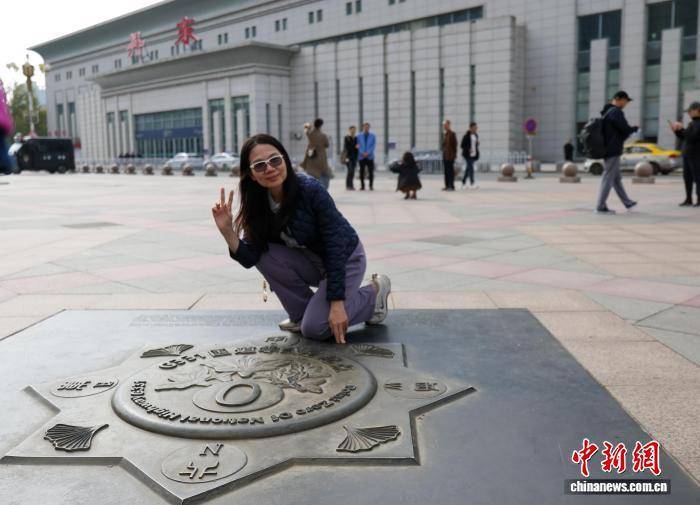 辽宁丹东国道G331零公里起点吸引游客打卡拍照