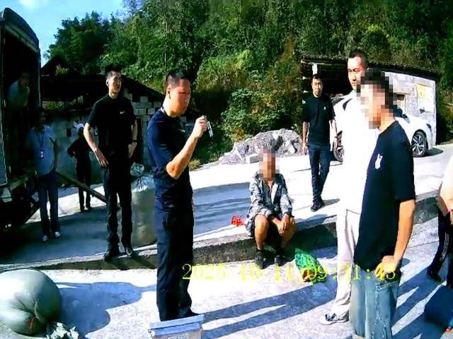 100斤玉米上秤秒变60斤？贵州一村民遭“鬼秤”骗粮！民警出手<strong></p>
<p>九币</strong>，5人被拘