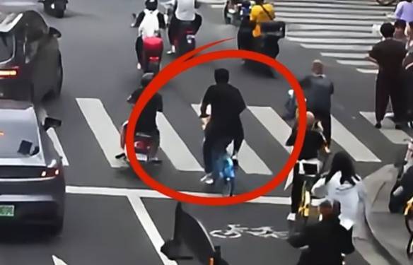 看着都疼<strong></p>
<p>九币</strong>！上海街头一男子突然求助：10岁女儿被死死卡住！这个行为太危险→